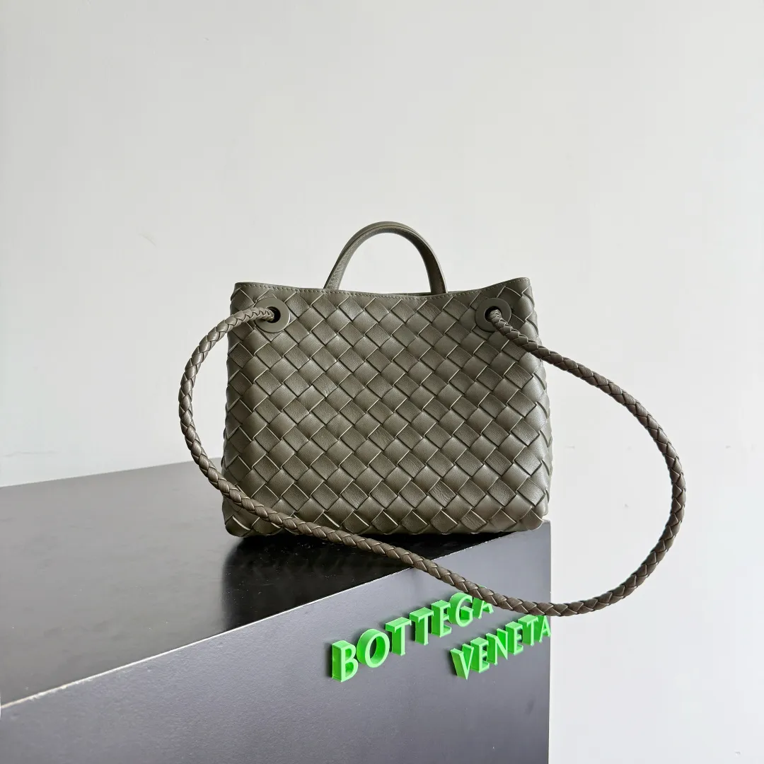 The new Andiamo batch of 3060 BV is shipped‼ ️The classic intercciato weaving process is used to create a soft bag, the metal knot is made of micro-cast aluminum using jewelry technology🪢, and the decorative beads are made of metal and hand-polished oak, allowing you to jump repeatedly between elegance and fun💃, making it unpredictable. Classic and versatile, it shows off your temperament, and the bag has a large capacity, making it very convenient for daily commuting! It has a variety of carrying methods, the shoulder straps can be adjusted by yourself, the original lambskin feels soft and delicate, and the unisex style breaks gender boundaries and brings a more practical and long-lasting use experience. The Andiamo, which has both elegant and casual styles, perfectly interprets the "fashionable old money style". Style number: 743568+wood hardware Color: dark mustard Size: 25*22*10.5cm